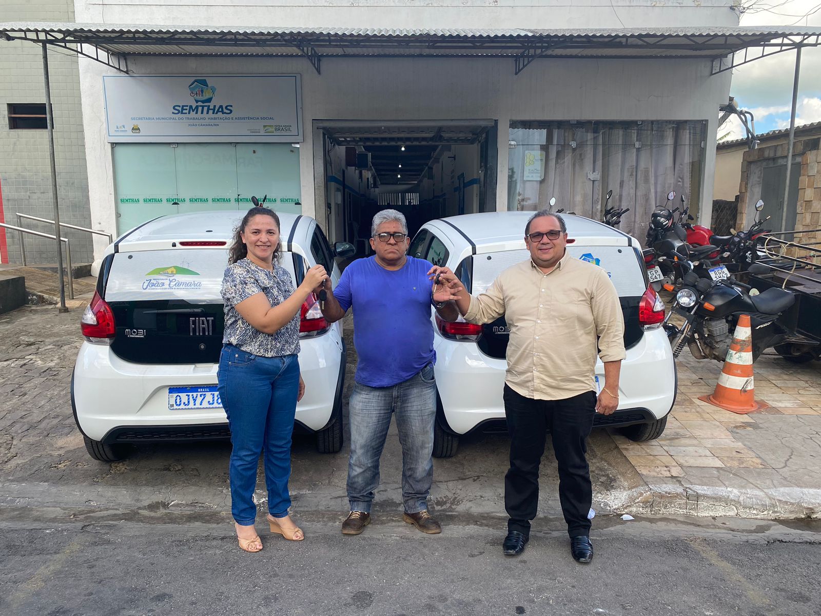 Prefeito Manoel realiza entrega de dois novos veículos para a SEMTHAS de João Câmara